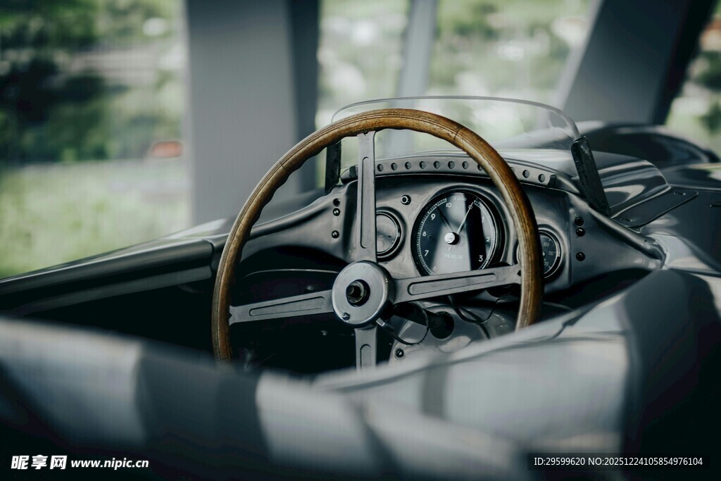 复古汽车方向盘特写