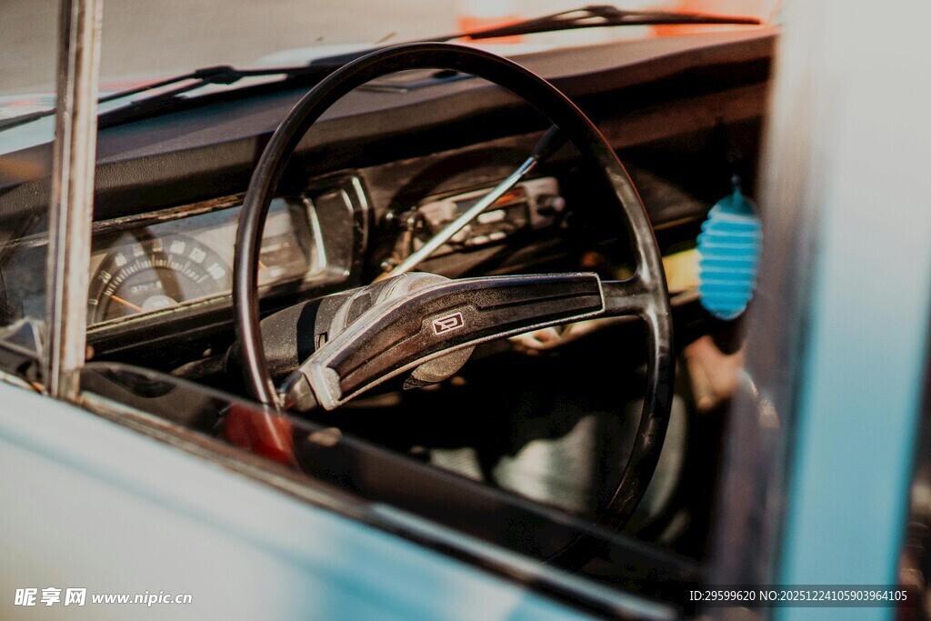 复古汽车方向盘特写