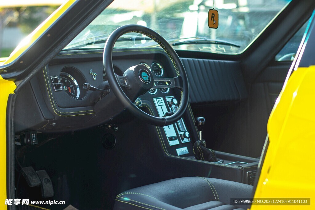 黄色跑车内饰特写