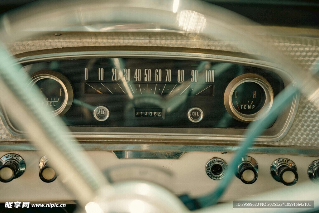 复古汽车仪表盘特写