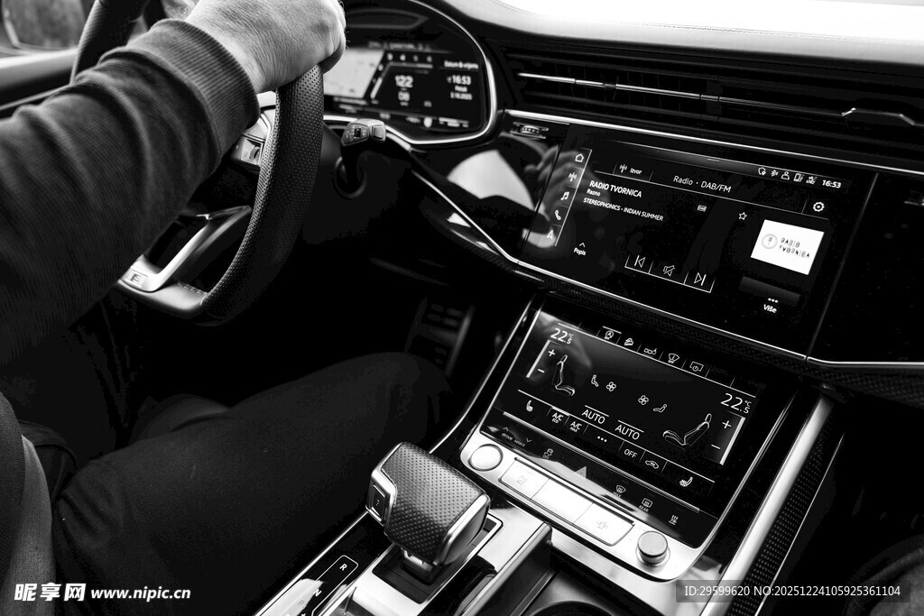 驾驶中的汽车内饰特写