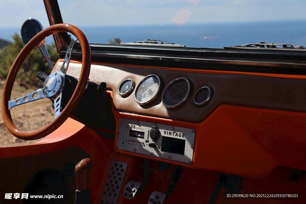 复古汽车内饰与窗外风景