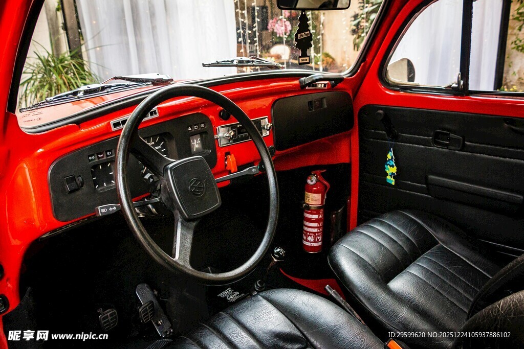 复古红色汽车内饰特写