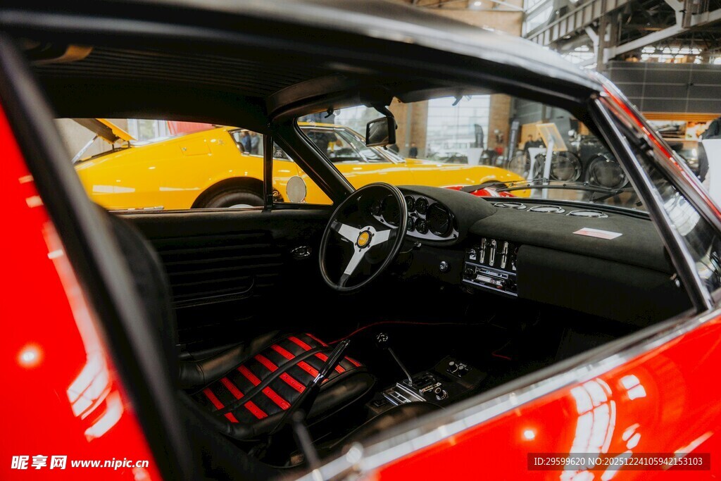 复古红色汽车内饰特写