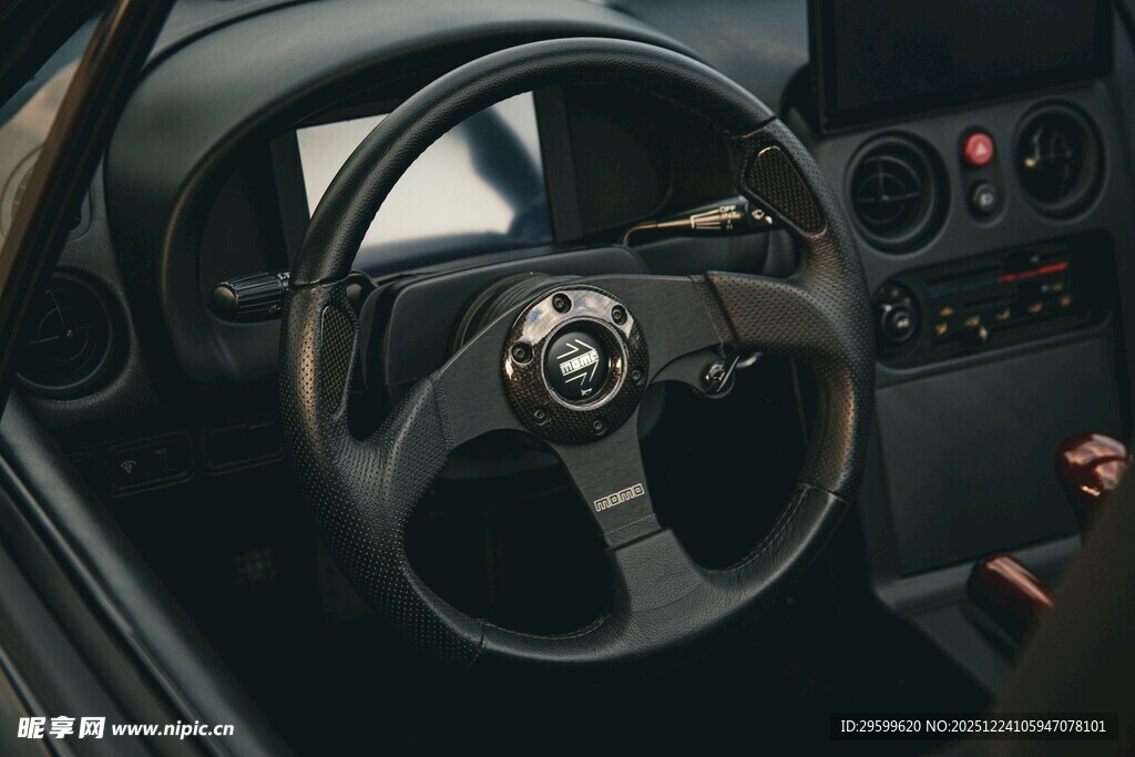 复古汽车方向盘内饰特写