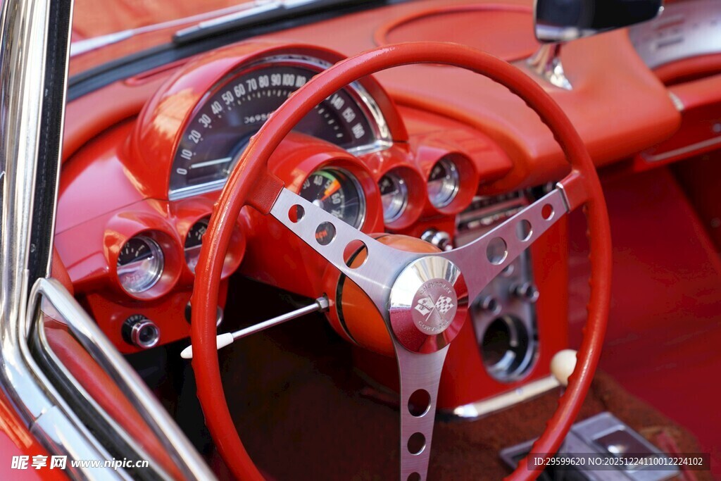 复古汽车内饰的精致方向盘