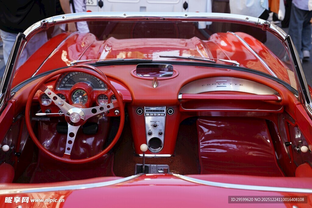 复古敞篷车的精致驾驶舱