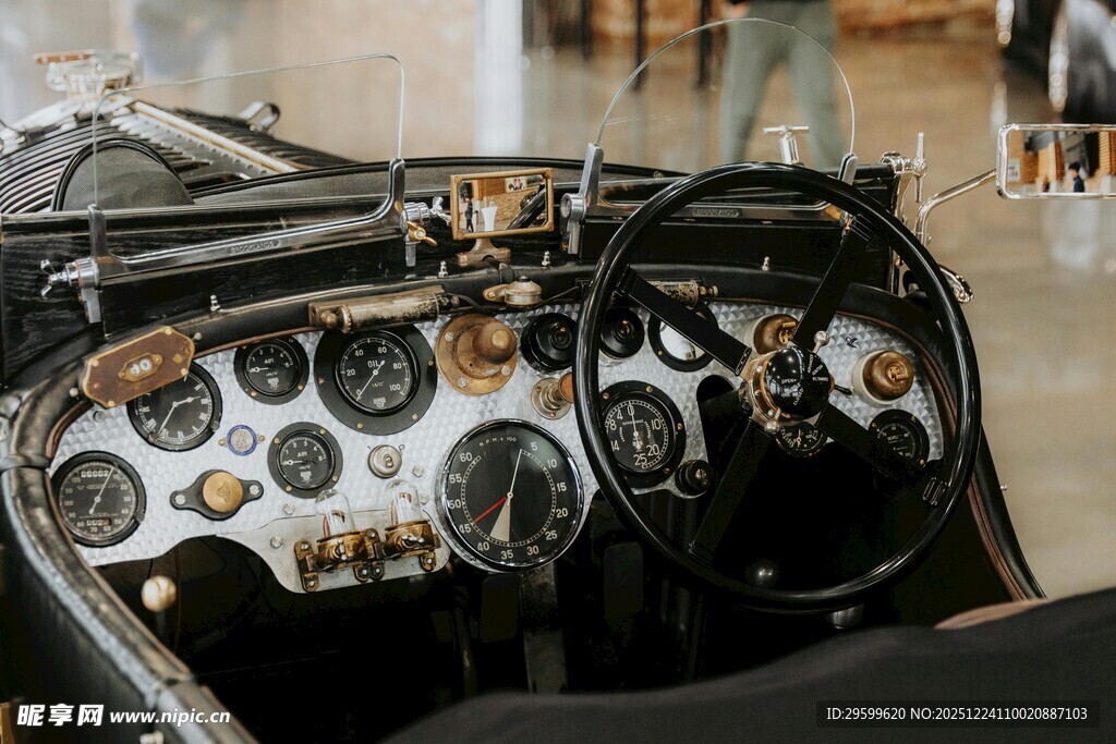 复古汽车仪表盘特写