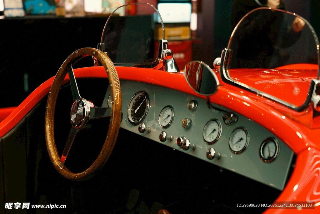 复古赛车驾驶舱细节特写