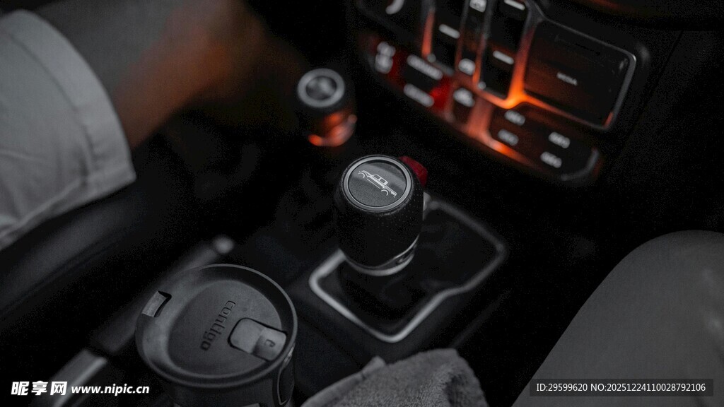 汽车内部精致换挡操控区域