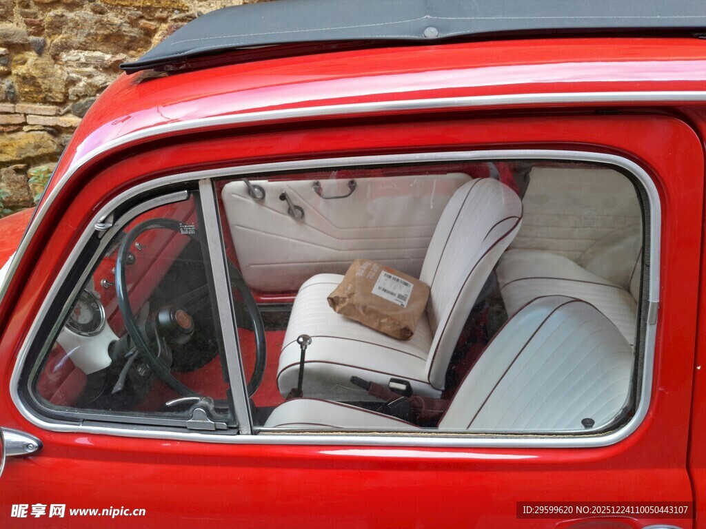 复古红色轿车内部细节