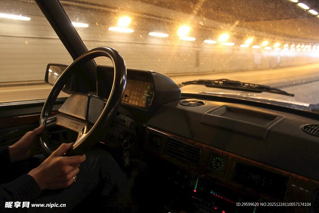 夜间驾驶车内视角