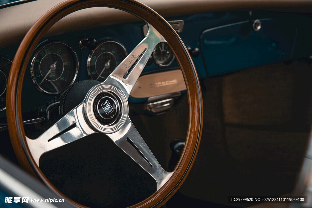 复古汽车方向盘特写