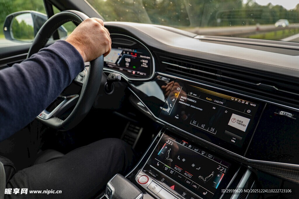 驾驶座视角的汽车内饰细节