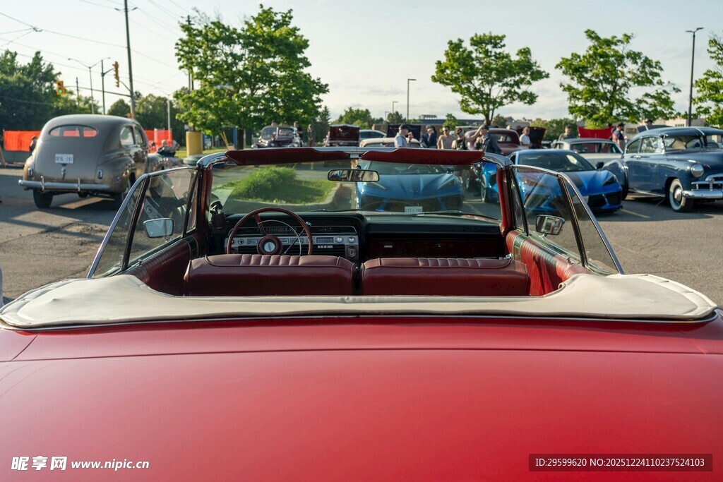 红色敞篷车的浪漫车顶视角