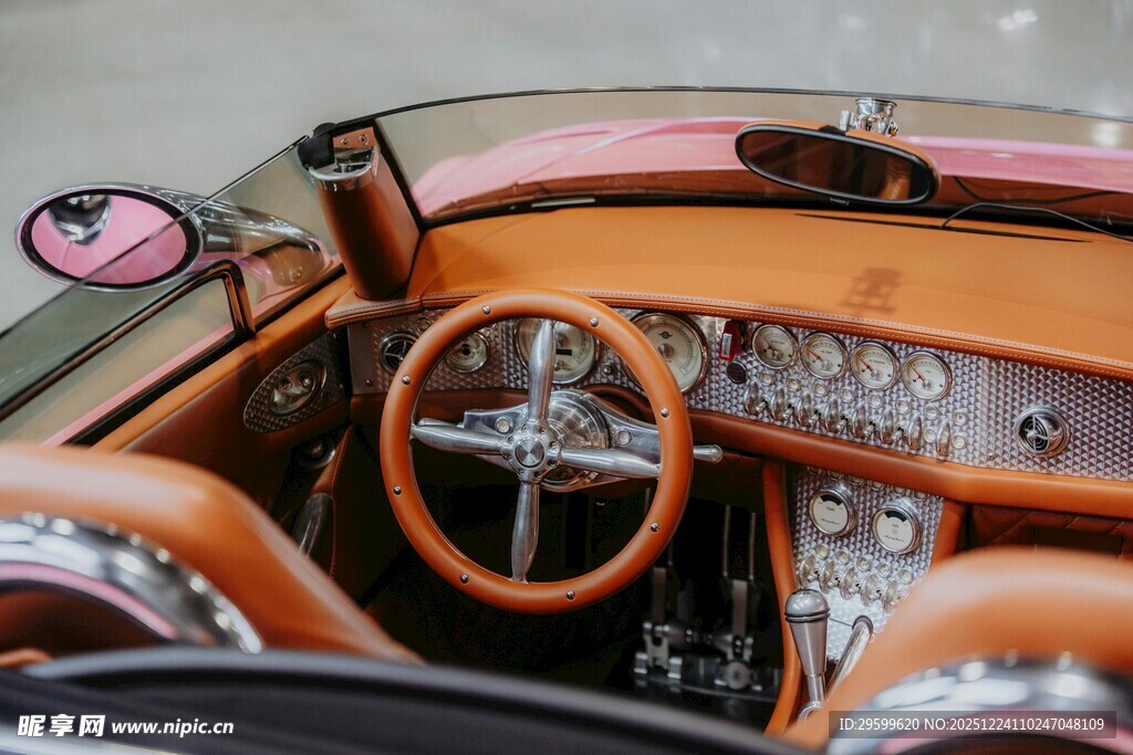 复古敞篷车精致内饰