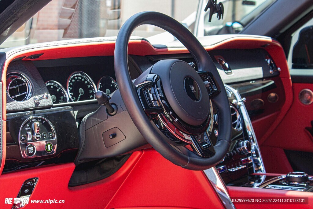 红色汽车内饰之方向盘特写