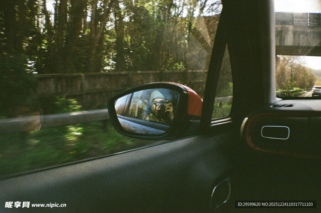 车内视角看侧后方景象
