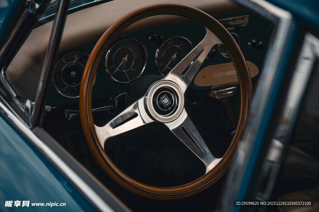 复古汽车方向盘特写