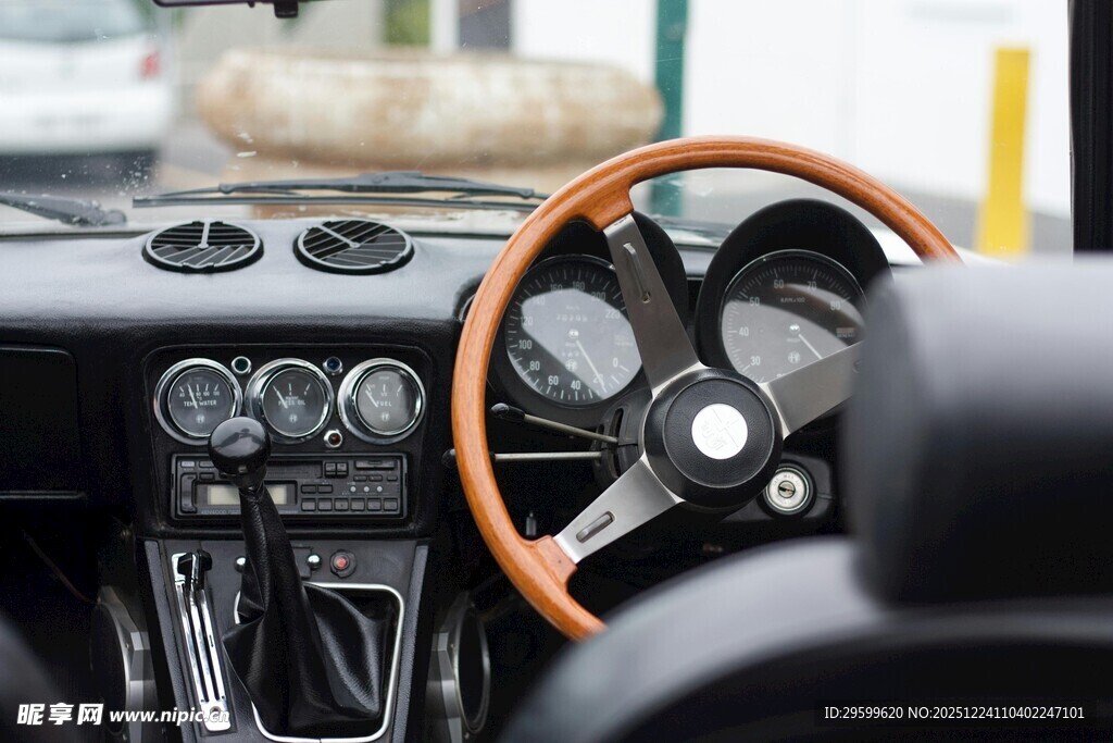 复古汽车内饰之方向盘特写