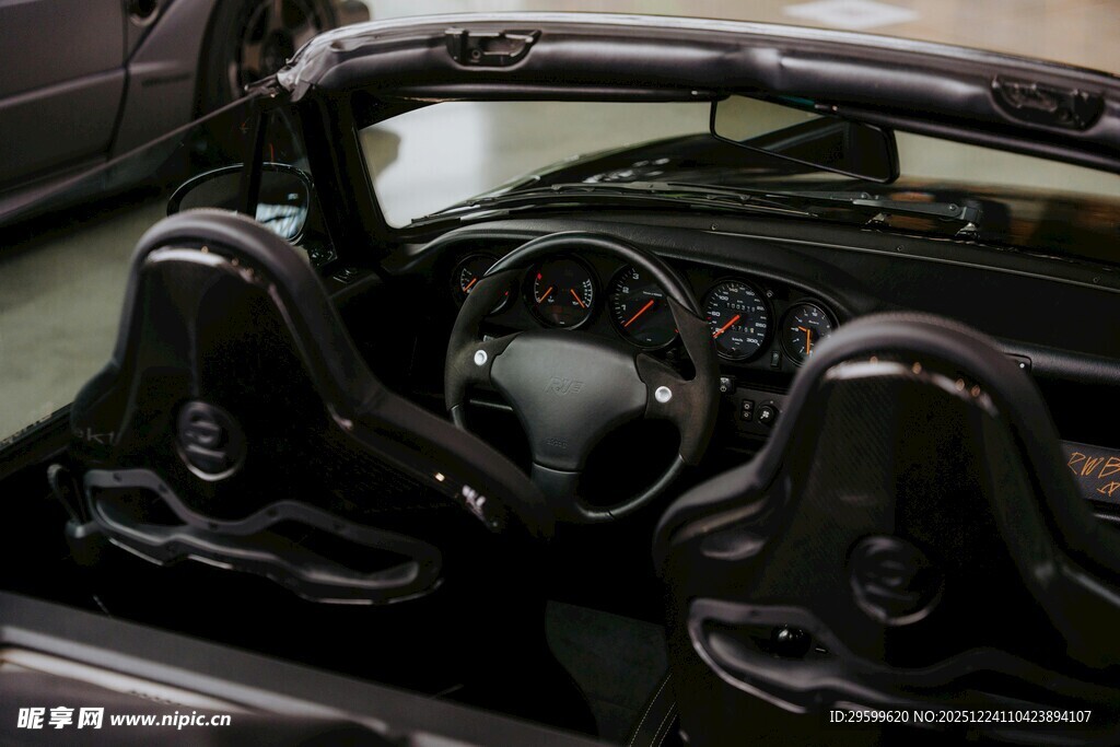 敞篷跑车内部精致驾驶舱
