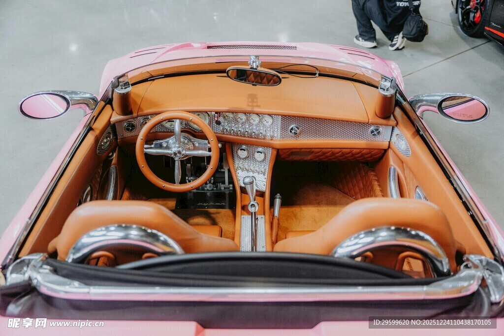 复古敞篷车的精致内饰