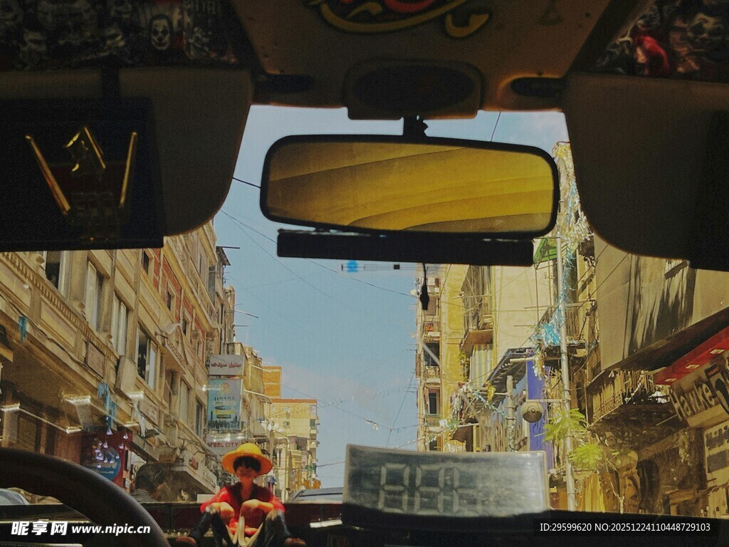 车内视角看城市街道风景