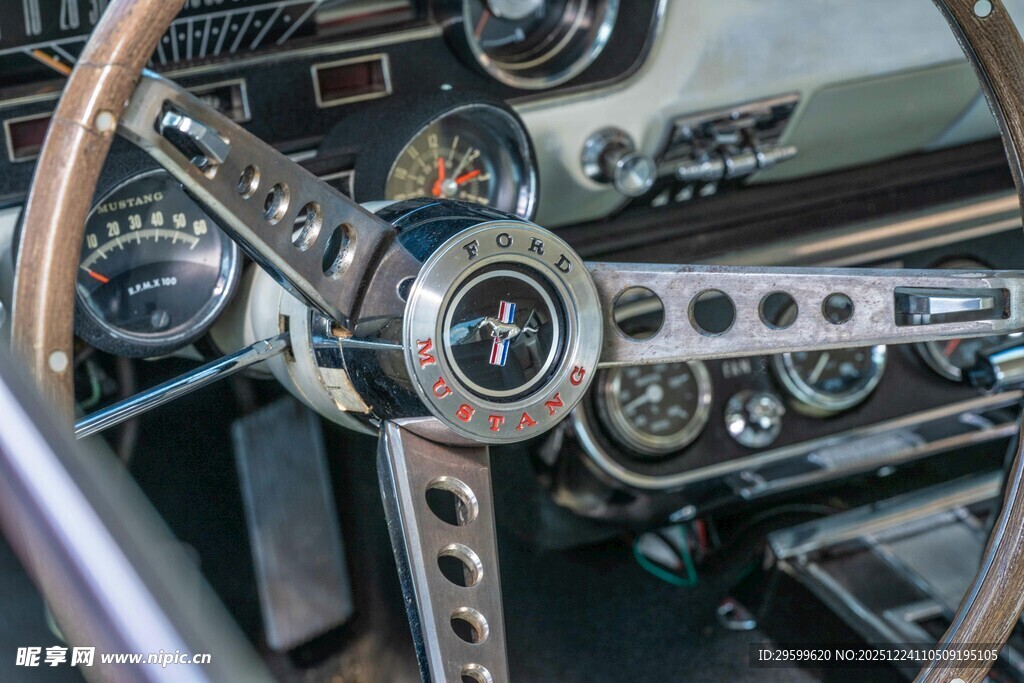 复古汽车内饰仪表盘特写