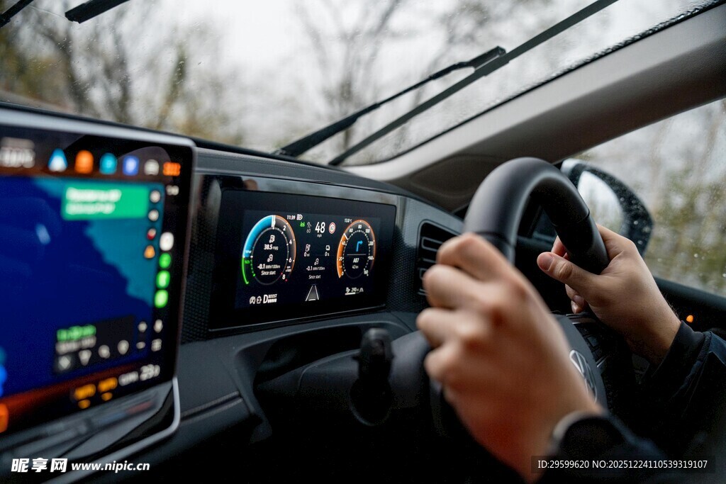 驾驶中的高科技汽车内饰