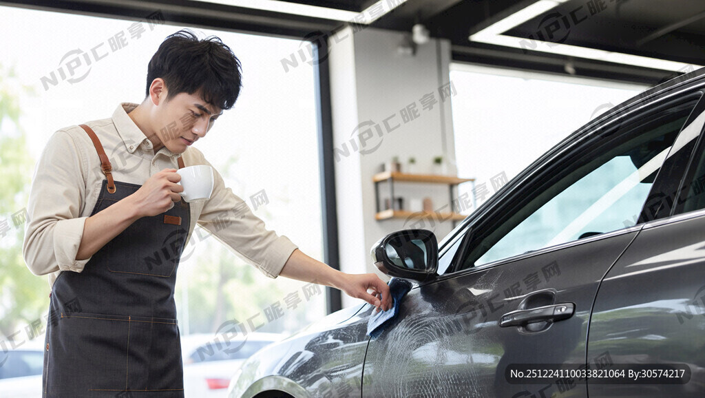 在旁边休闲喝咖啡