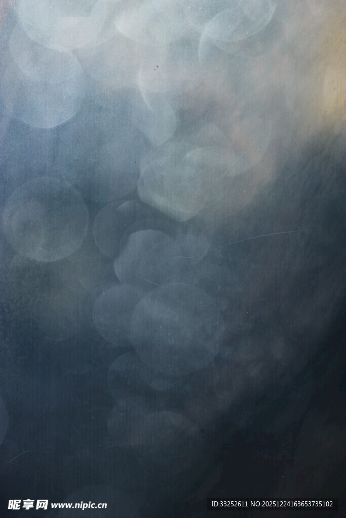 阴沉天空下的厚重云层