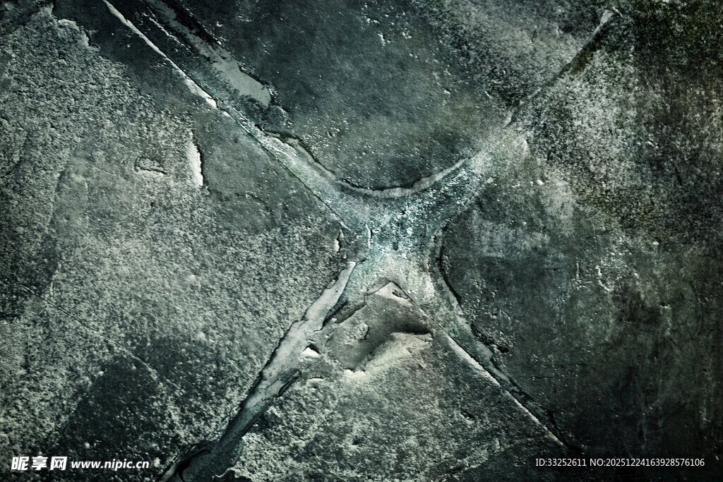 裂纹斑驳的陈旧金属表面