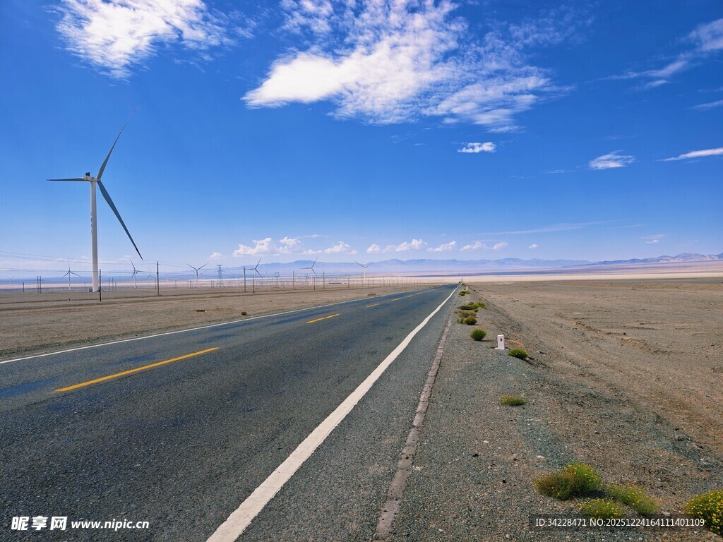 荒漠公路旁的风力发电机组