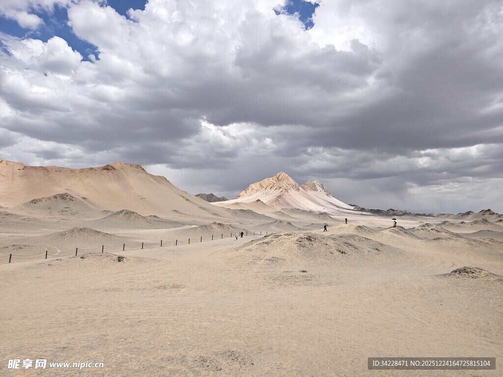 乌云下的胭脂山