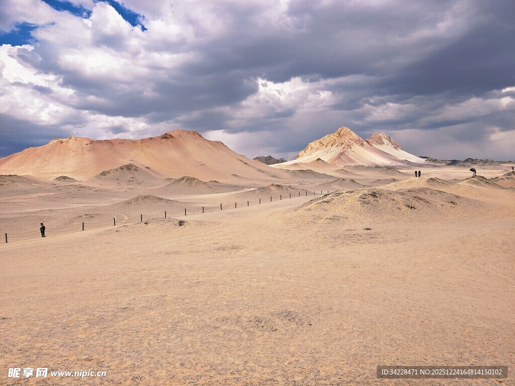 胭脂山下的孤独身影