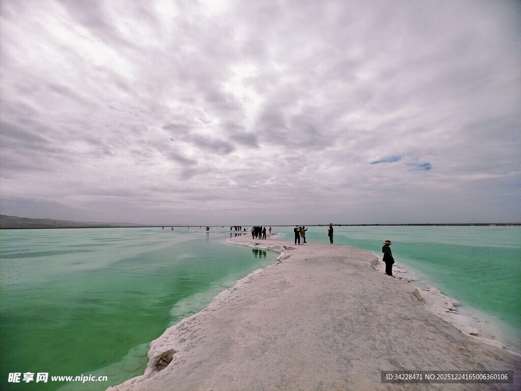 梦幻盐湖上的漫步之旅
