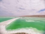梦幻翡翠色的盐湖风光