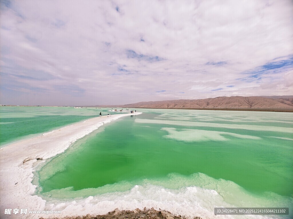 梦幻翡翠色的盐湖风光