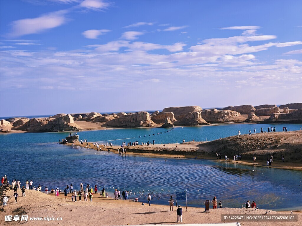 人群漫步于堤岸