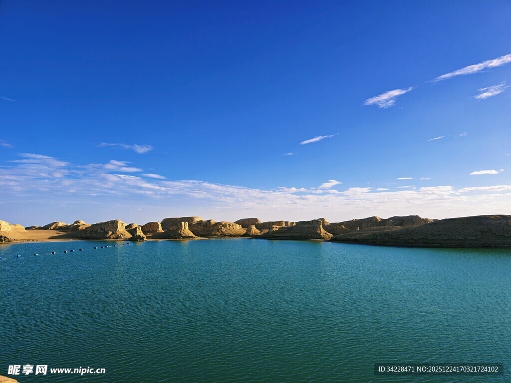 美丽湖景与蓝天相映成趣