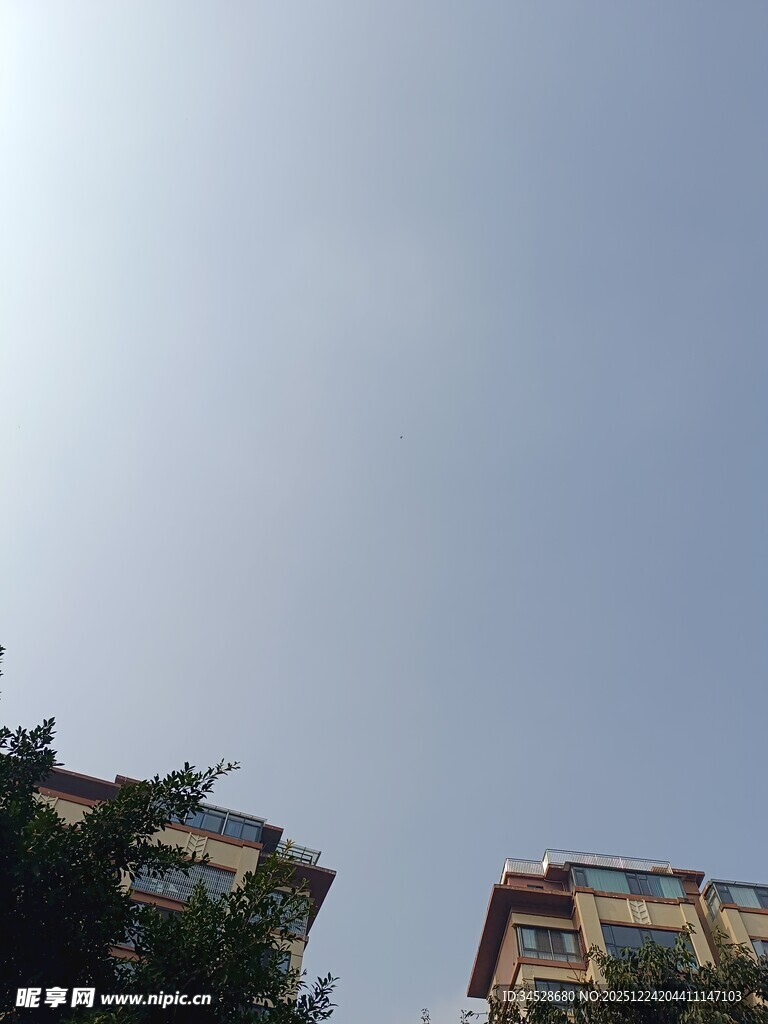 仰视城市建筑景象