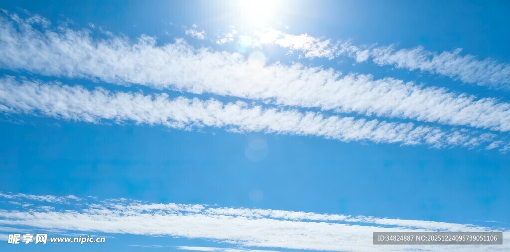 晴朗蓝天与条状白云景观