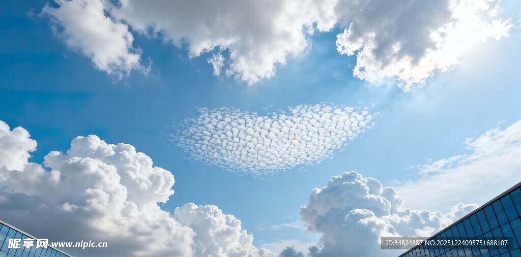 蓝天白云下的建筑一角