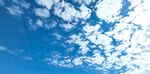 晴朗蓝天白云点缀