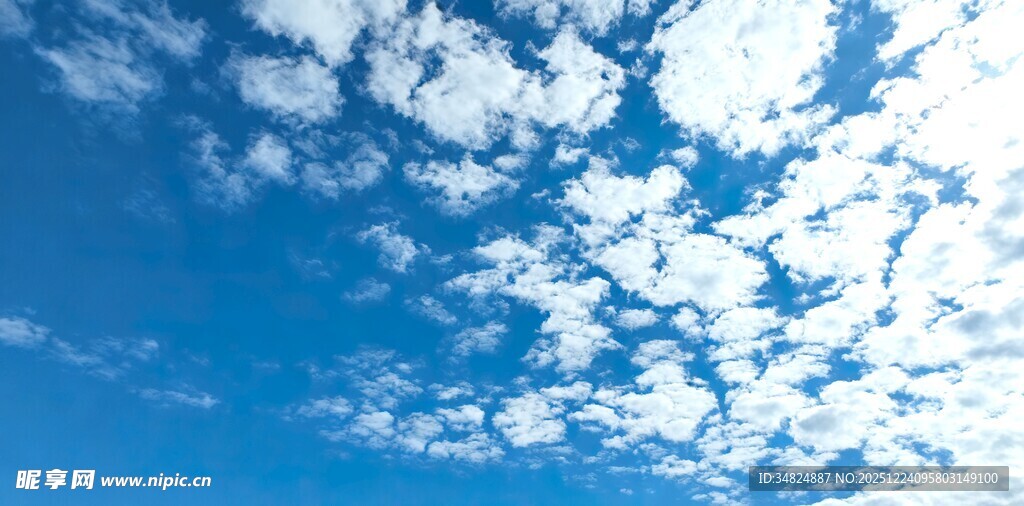 晴朗蓝天白云点缀