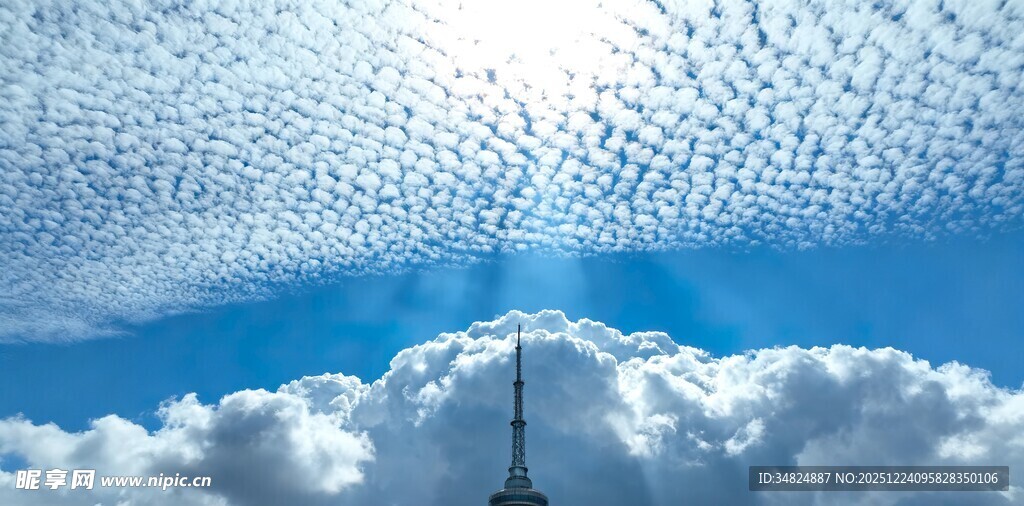 蓝天云海间的壮丽景致