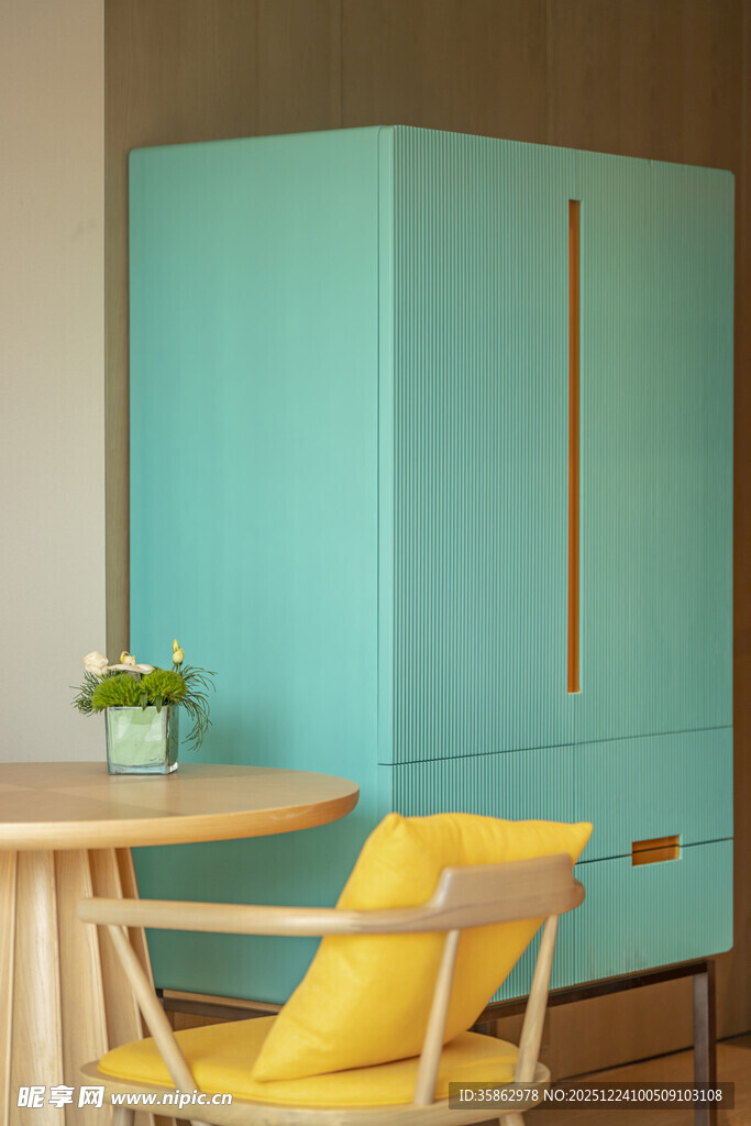 清新蓝绿柜子配温馨桌椅