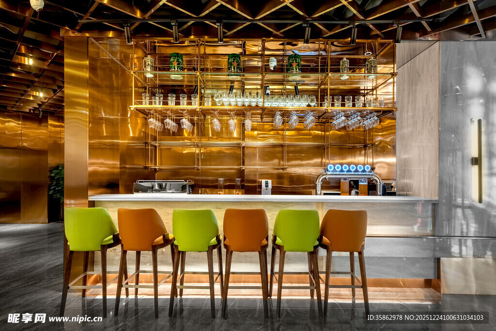 时尚吧台多彩座椅装点空间
