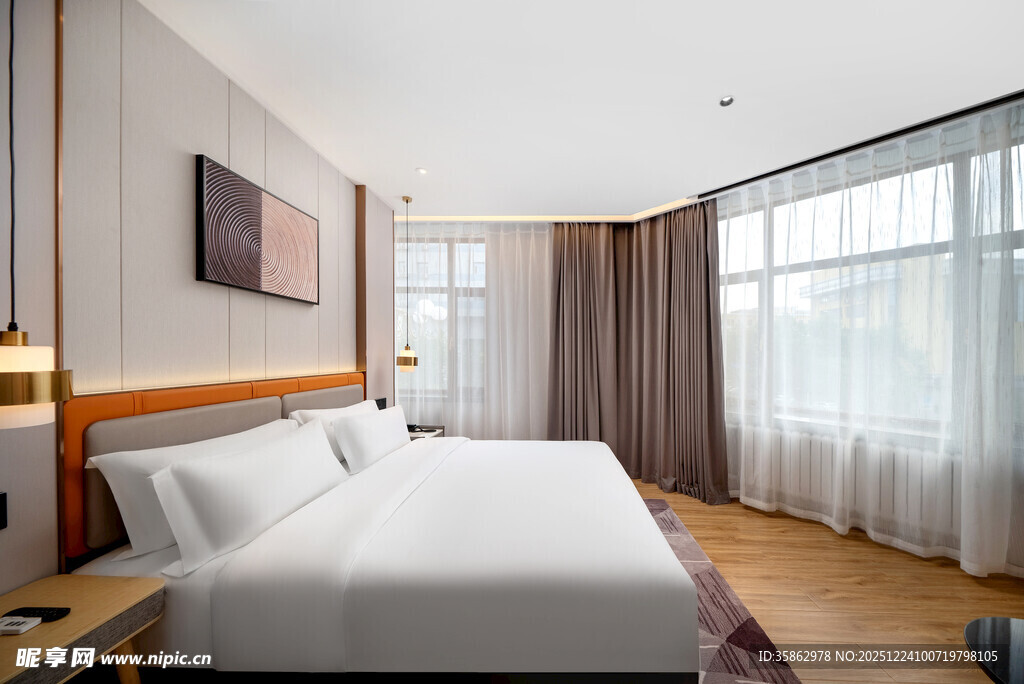 现代简约风格的舒适酒店客房