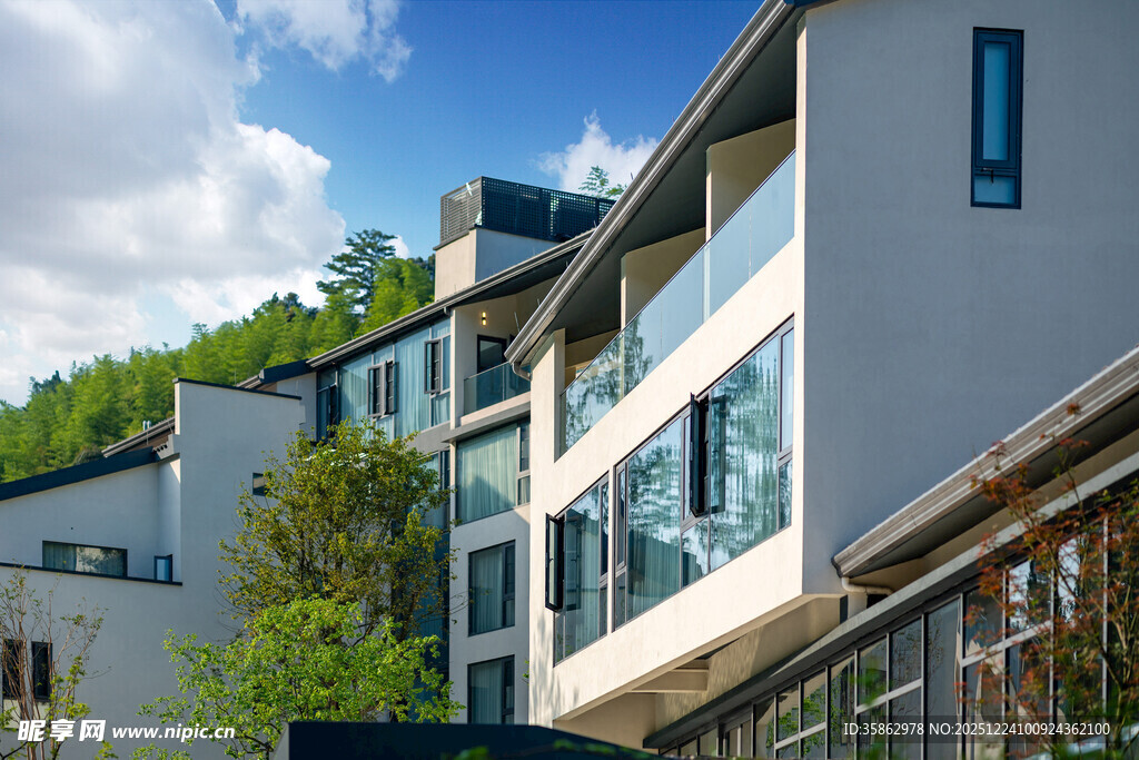 现代风格山间住宅外观